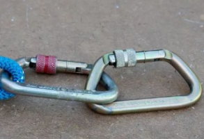 能把兩個安全鉤連接到一起使用嗎